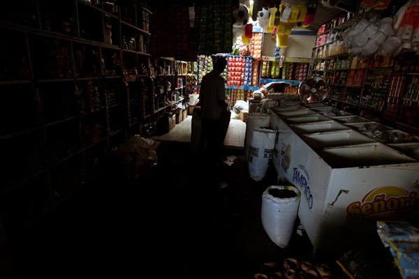 Най-засегнатата страна е Хондурас, където токът изгасна на цялата територия и 9 милиона души останаха без електричество СНИМКИ: Ройтерс