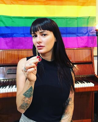 Певицата позира през знамето на ЛГБТ общността