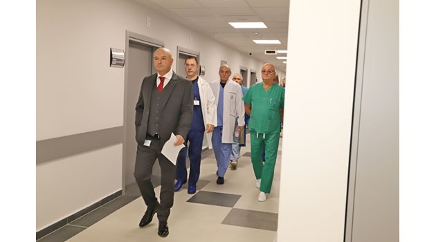 По време на “ходещ рапорт” генерал-майор проф. Мутафчийски показва на ръководителите на клиники реновираните сектори и апаратура, с които ВМА ще посрещне на 1 декември своята 128-годишнина.