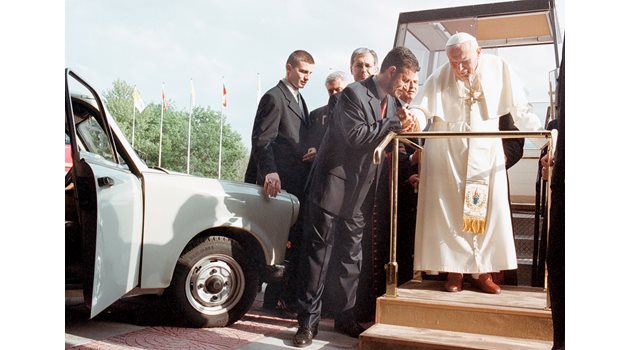Докато бе на визита в България през май 2002 г., папа Йоан Павел II благослови трабанта на Паси.
СНИМКИ: РУМЯНА ТОНЕВА