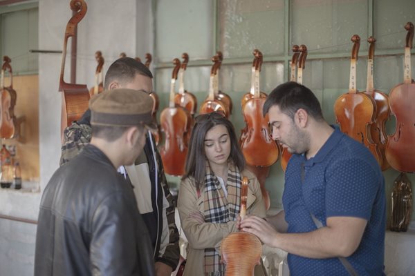 Преподавателят по лютиерство Никола Николов показва цигулка на свои ученици от професионалната гимназия “Акад. Дечко Узунов” на практика в завод “Кремона” . Николов е завършил училището в Казанлък, а след това е учил в Кремона, Италия.