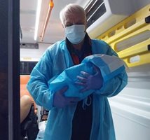 Фелдшерът, изродил бебе в линейка: Имам около 20 такива случаи