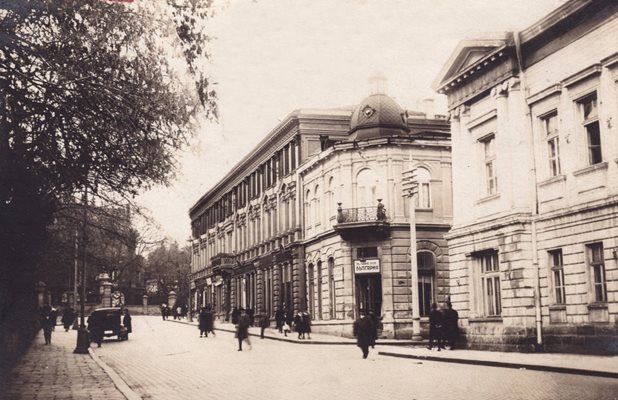 На ъгъла на ул. “Аксаков” и ул. “Дякон Игнатий” - старата ул. “Левски”, в сграда на първия етаж отваря кафене “България”, вероятно около 1890 г.