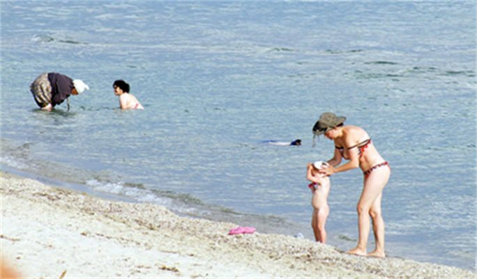 Ислямисти и разголени туристи могат да се видят заедно по плажовете на Северна Гърция.
Снимка: в-к "О хронос"