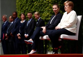 Мете Фредериксен и Ангела Меркел изслушаха химните на Дания и Германия седнали   СНИМКИ: Ройтерс
