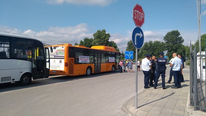 Полицаи напразно осигуряваха реда около превозните средства.