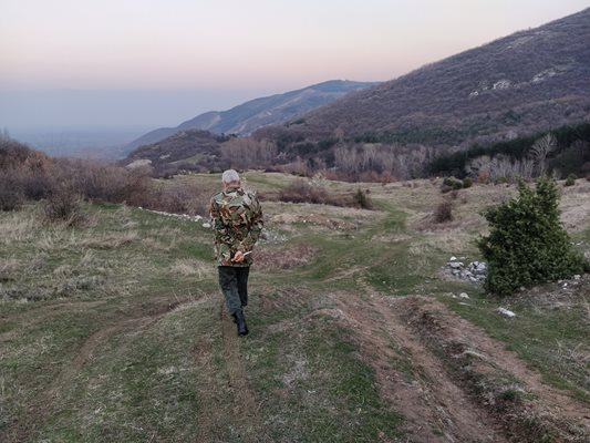 Николай се разхожда в местността край Кукленския манастир и се наслаждава на пейзажа, а Ангелина го снима.