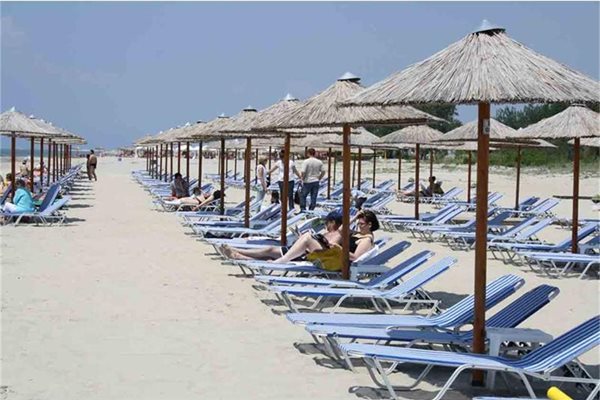 Безплатните шезлонги и чадъри привличат хора от Южна България на Бяло море. 
