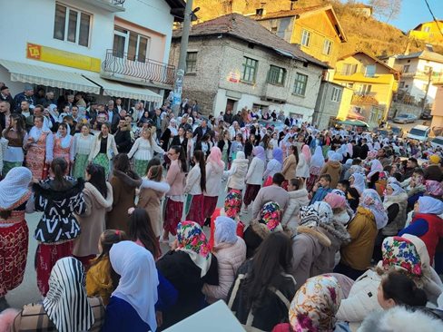 Стотици се хващат на сватбеното хоро на площада в Рибново. Над 1500 пък откликват на поканата за специалната вечеря.