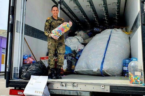 Старши сержантът събира активно и капачки