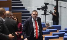 Пеевски за блокажа в парламента: Чакат си кума и не могат да се разберат