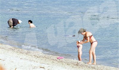 Ислямисти и разголени туристи могат да се видят заедно по плажовете на Северна Гърция.
Снимка: в-к "О хронос"