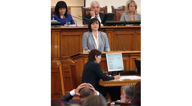 Шефът на депутатите от ГЕРБ Цветан Цветанов се е хванал за главата, докато слуша речта на соцлидерката Корнелия Нинова за началото на есенната сесия на парламента.