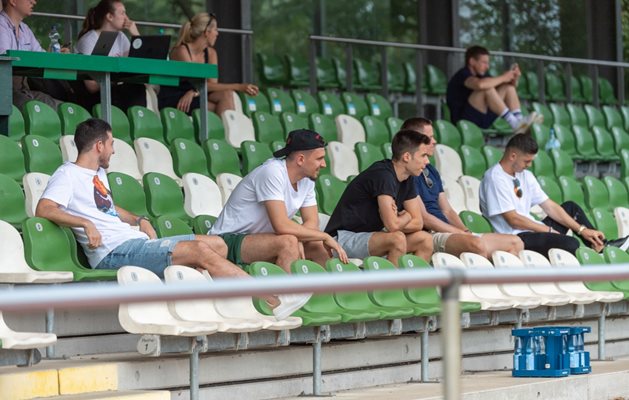 Илия Груев (третият от ляво на дясно) и другите контузени футболисти на “Вердер” наблюдават контролата срещу “Айнтрахт” (Брауншвайг), спечелена от бременци с 2:0. 
Снимка: сайт на “Вердер”