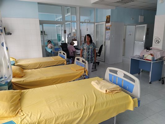Болници в Пловдив отново разкриват ковид отделения.
