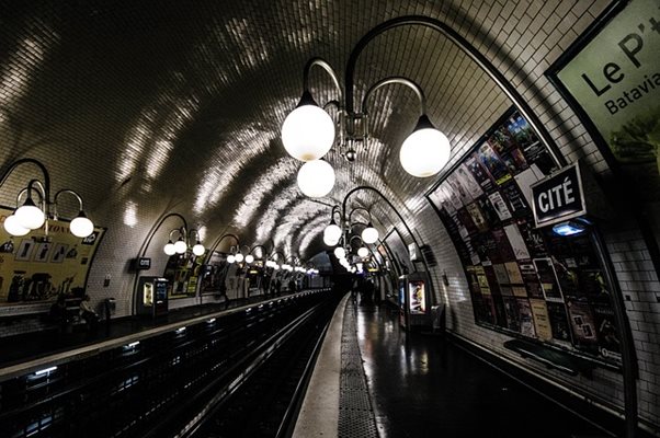 Станция на парижкото метро снимка pixabay