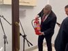 Депутат загаси с пожарогасител свещите за еврейския празник Ханука в полския парламент (Видео)