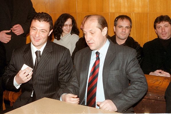 Георги Илиев се усмихва на заседание по делото за  побой срещу него, заведено от Слави  Бинев.