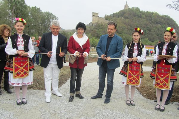 Кметът Даниел Панов и украинските инвеститори Александър и Наталия Меншикови прерязаха лентата на новата туристическа атракция