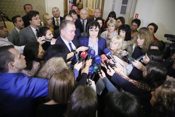 Корнелия Нинова и цялата група застанаха зад двамата депутати.