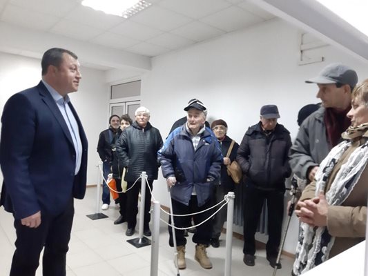 Кметът Емануил Манолов посрещна лично първите платци в данъчната кампания на общината