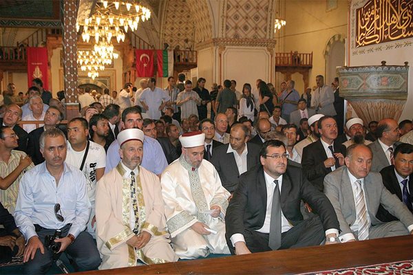 Славчо Атанасов се моли с мюсюлмани в обновената Джумая джамия заедно с кмета на Истанбул Кадир Топбаш (до него), с когото са приятели.