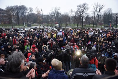 Поддръжници на сръбския тенисист Новак Джокович протестират пред Народното събрание в Белград, Сърбия, на 8 януари 2022 г.
Снимка: Ройтерс