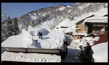Почистване на сняг от покрив в Япония