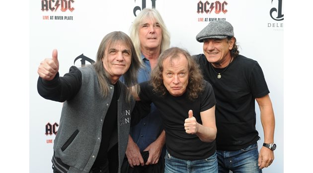 Основните членове на легендарната рок група с Малкълм Йънг (вляво)