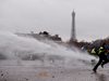 Полицията използва сълзотворен газ и водни струи срещу "жълтите жилетки" в Париж (Снимки)