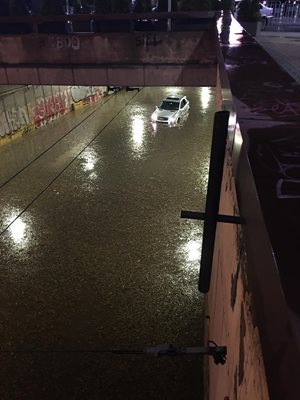 Метростанция "НДК" под вода - кадри от снощното наводнение в столицата