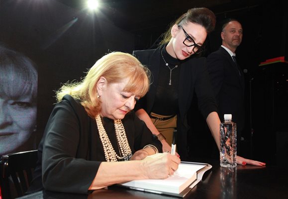 Деси Тенекеджиева изчака за автограф