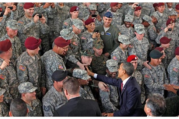 Президентът Барак Обама поздравява завърнали се от Ирак войници в казрма в Северна Каролина.