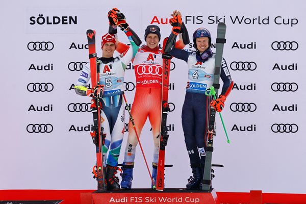 Подиумът след първия старт от световната купа в алпийските ски в Зьолден. В средата е победителят Марко Одермат от Италия, вляво - вторият Жан Краниец (Словения). Трети остана норвежецът Хенрик Кристоферсен, на чиито ски с лепенка бе закрито логото на “Ред Бул”.