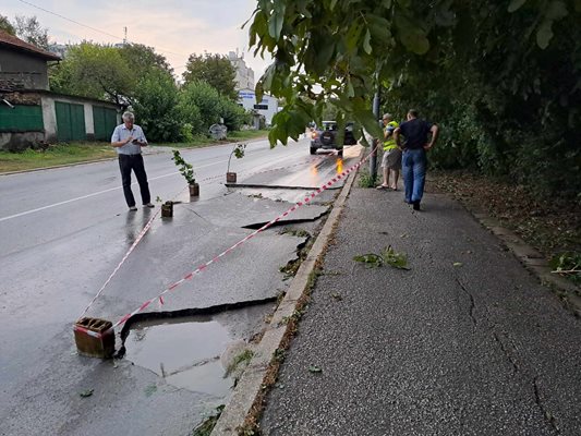 Ул."Васил Левски" е с отнесен асфалт