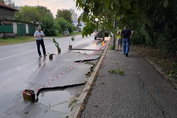 Ул."Васил Левски" е с отнесен асфалт