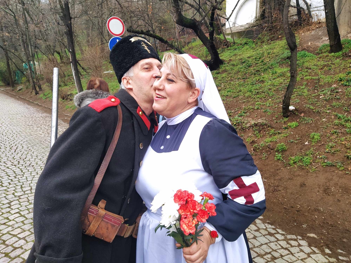 Патриотични целувки в подножието на Бунарджика в Пловдив (Снимки, видео)