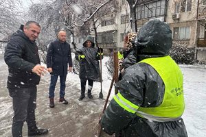 Започна почистването на кварталните улици в Пловдив от снега, кметът следи за работата (Снимки)