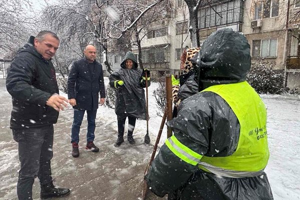 Започна почистването на кварталните улици в Пловдив от снега, кметът следи за работата (Снимки)