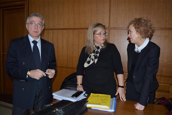 Адвокатите на БНБ - проф. Ангел Калайджиев, Валя Гигова (в средата) и Маргарита Калайджиева преди съдебното заседание