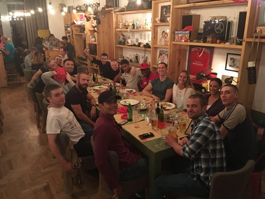 Алек Алексиев заедно с част от актьорите от The Outpost вечерят в столицата. На централното място на масата седи синът на Мел Гибсън - Майло.