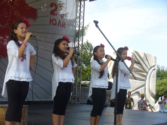 На сцената са малките таланти от вокалната група "Щурчета" от Тутракан.