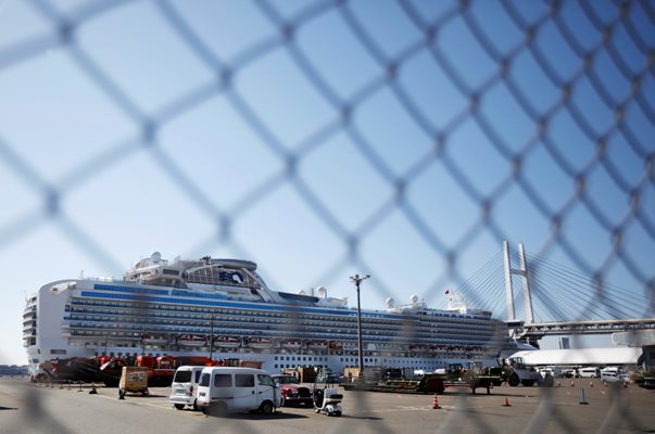 Евакуират възрастните и болните от поставения под карантина криузен кораб