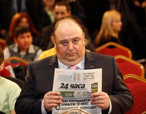 Любо Нейков вече е голям и знае кой вестник да чете