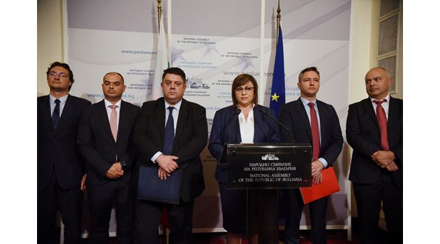 Председателката на БСП Корнелия Нинова обяви в парламента, че левицата получава утре третия мандат от президента Радев.