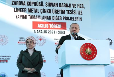 Ердоган говори пред митинга в Сирт. Жена му Емине го придружаваше.