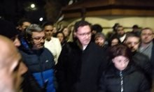 Депутати и младежи от ГЕРБ се събраха пред дома на Борисов (Снимки)