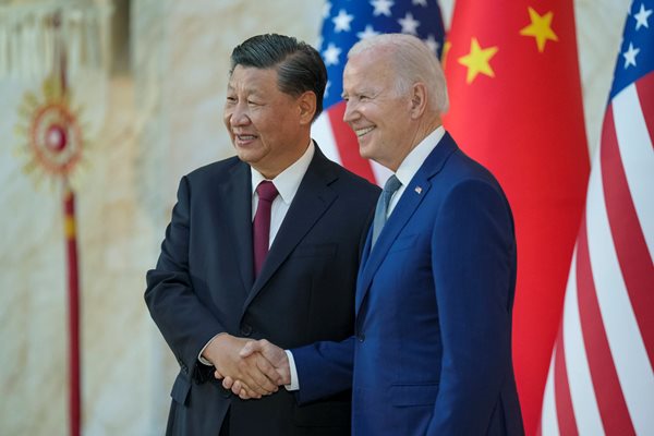 Срещата между Джо Байдън и Си Цзинпин преди старта на Г-20. СНИМКА: ТУИТЪР