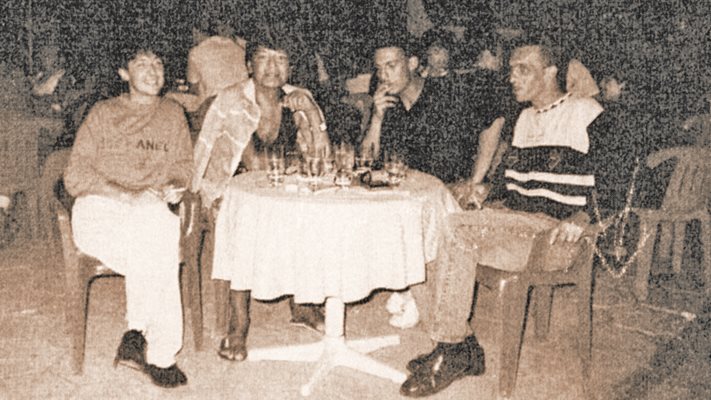 Константин Пашкулев на маса с Емил Димитров и свои познати