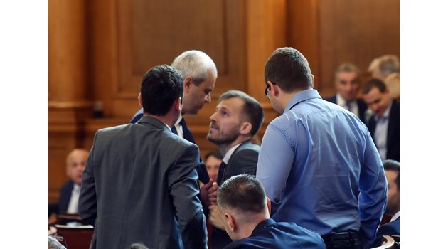 В 47-ото НС младият депутат Искрен Митев от ПП-ДБ си навлече гнева на Костадин Костадинов от “Възраждане”, но двамата стигнаха само до побутване и дърпане на вратовръзки.